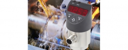 Elektronischer Druckschalter von WIKA vor einer Fraesmaschine