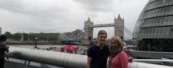 Alisa und Oliver vor der Tower Bridge