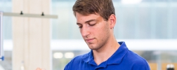 Industreimechaniker bei der Arbeit