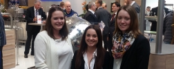 Azubis vor dem WIKA Messestand