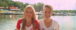 Selina und Laura auf einem Boot