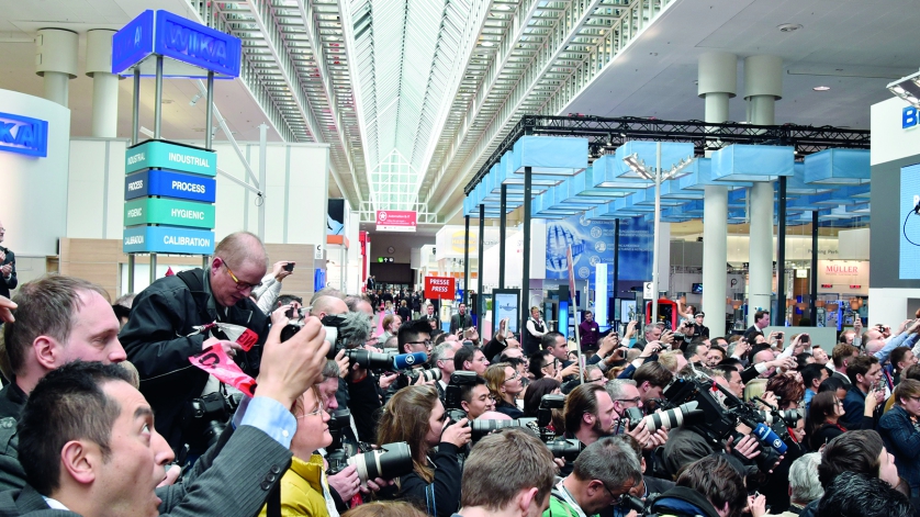 Die Presse vor dem WIKA-Stand