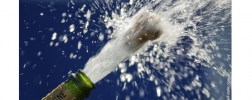 Champagnerkorken schießt aus Champagner-Flasche