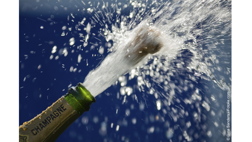 Champagnerkorken schießt aus Champagner-Flasche