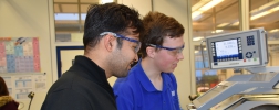 Sohail an der Drehmaschine