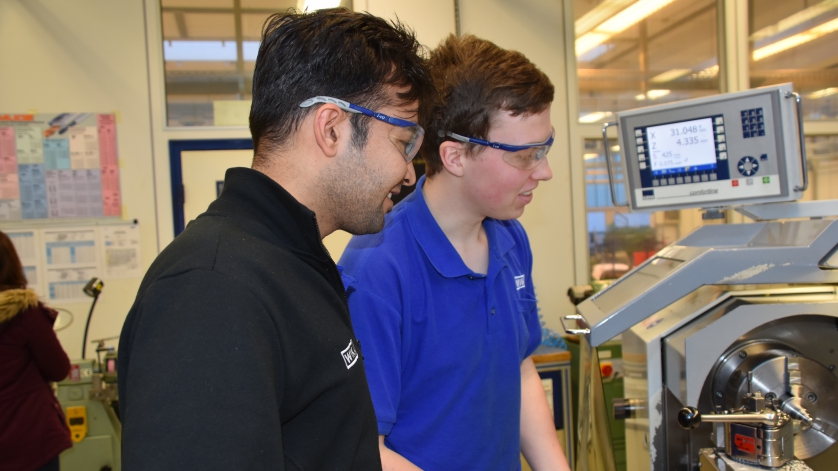 Sohail an der Drehmaschine