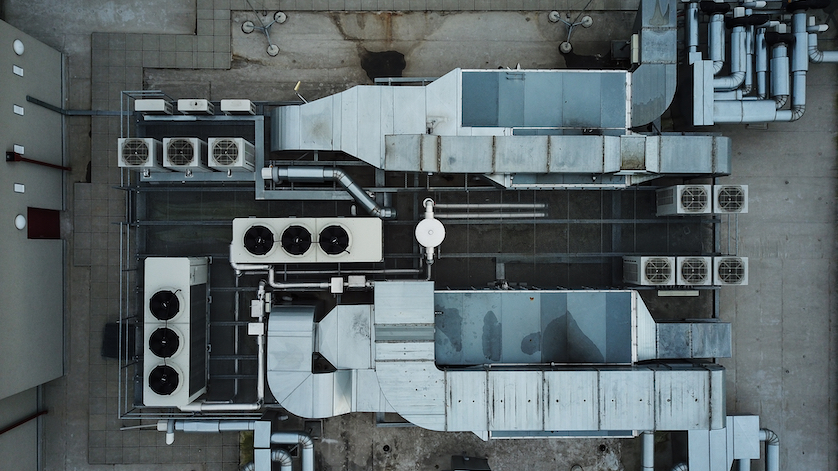 Sistema de aire acondicionado en la parte superior de un edificio moderno