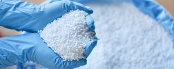 Abonos a base de urea en manos del investigador, para el estudio de la gestión de nutrientes y abonos.