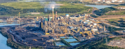 Vista del paisaje de la refinería de petróleo canadiense construida a lo largo del río Athabasca