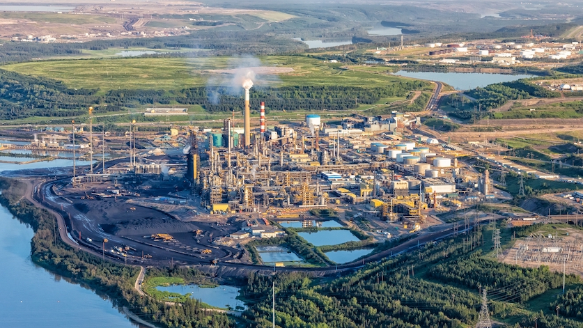 Vista del paisaje de la refinería de petróleo canadiense construida a lo largo del río Athabasca