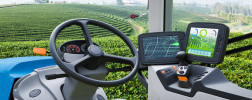 Tractor autoconducido trabajando en un campo de té verde, tecnología del futuro con concepto de agricultura inteligente
