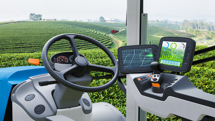 Tractor autoconducido trabajando en un campo de té verde, tecnología del futuro con concepto de agricultura inteligente